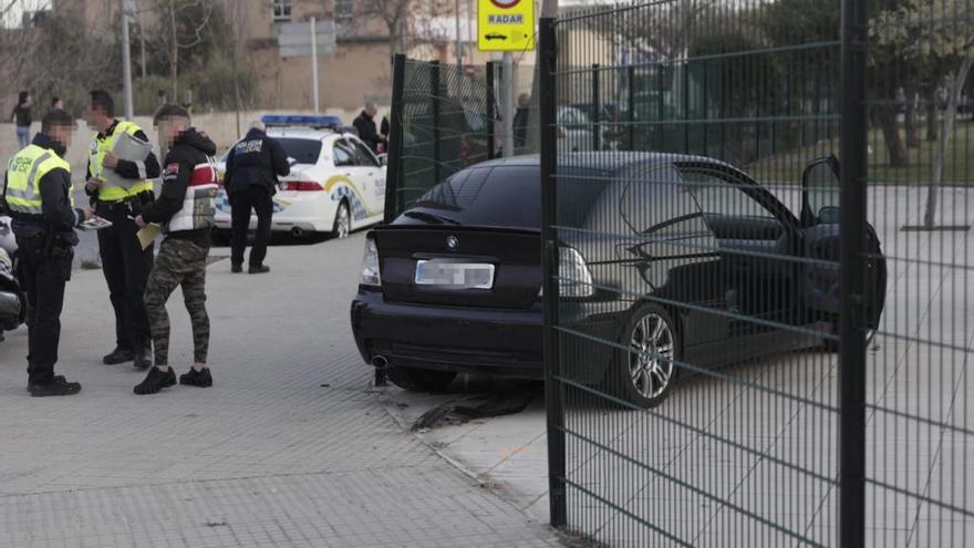 Un coche se estrella contra un parque infantil en Son Roca