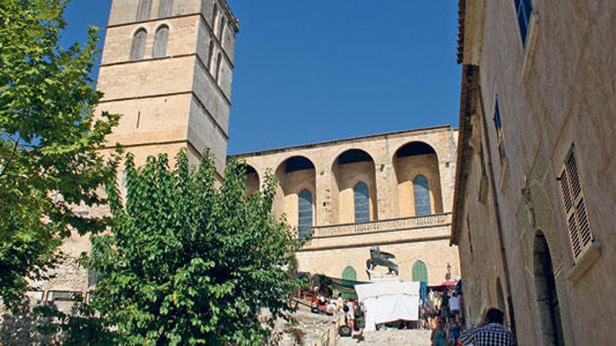 La parroquia de Santa Maria de Sineu, vista desde la plaza de Es Mercadal.