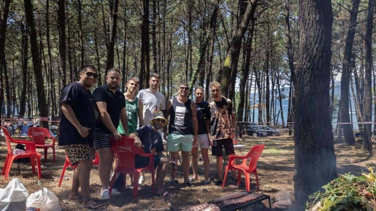 Un grupo de jóvenes durante la celebración del San Ramón de A Illa.