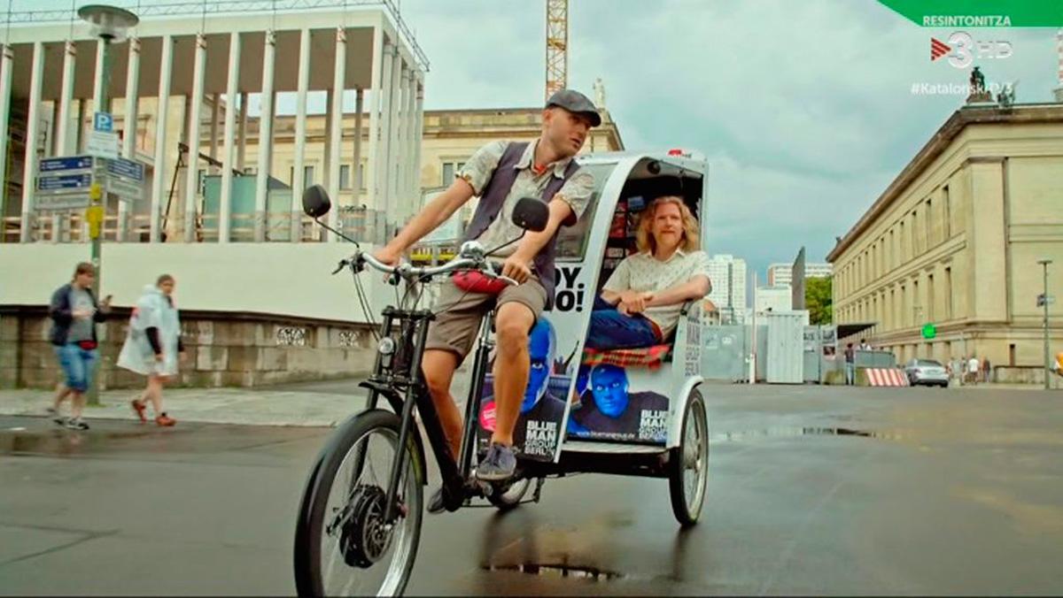 Halldor con el conductor de bicitaxi Clayton, en Berlín (’Katalonski’, TV-3).