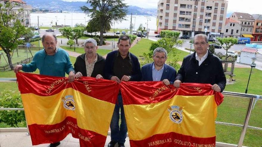 Directivos de Samertolaméu, Fervenza, Santomé y el presidente de la Federación con las banderas.