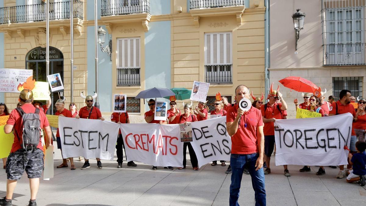 Valencia. Palau de la Generalitat Protesta, manifestación de brigadas forestales por las condiciones laborales y las irregularidades en el proceso de selección de personal para el verano VLC