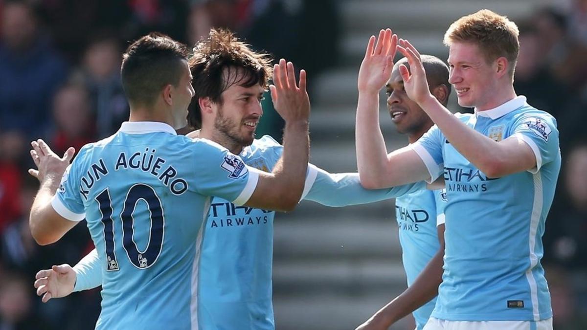 Agüero, Silva y De Bruyne celebran el gol del belga en su reaparición