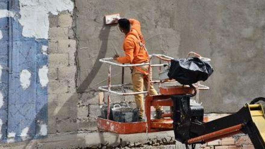 Un obrero trabaja en la construcción de un edificio en el municipio de Ibiza.