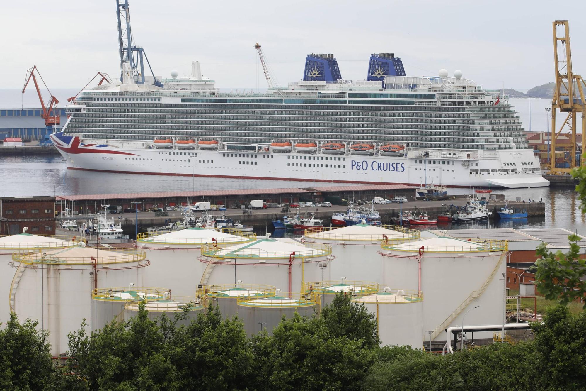 En imágenes: miles de turistas visitan Gijón en crucero (con largas colas)