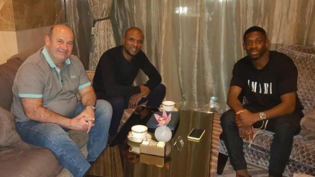 Óscar Grau y Eric Abidal, junto a Ousmane Dembélé, a quien visitaron horas antes de reunirse con Xavi Hernández en Doha (Catar)