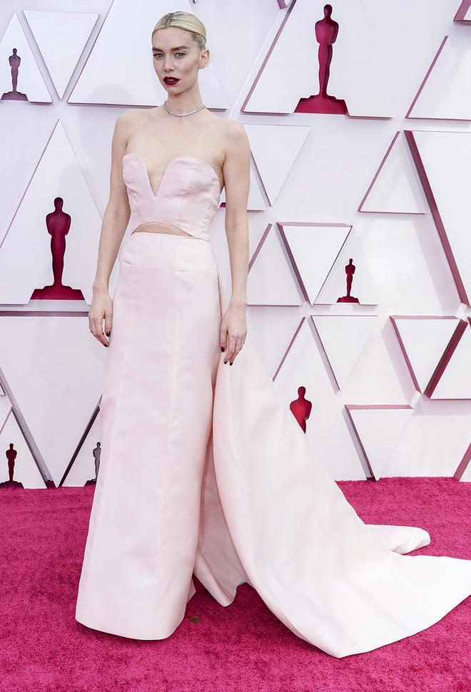 Vanessa Kirby con vestido ,cut out, de gucci en los premios Oscar 2021