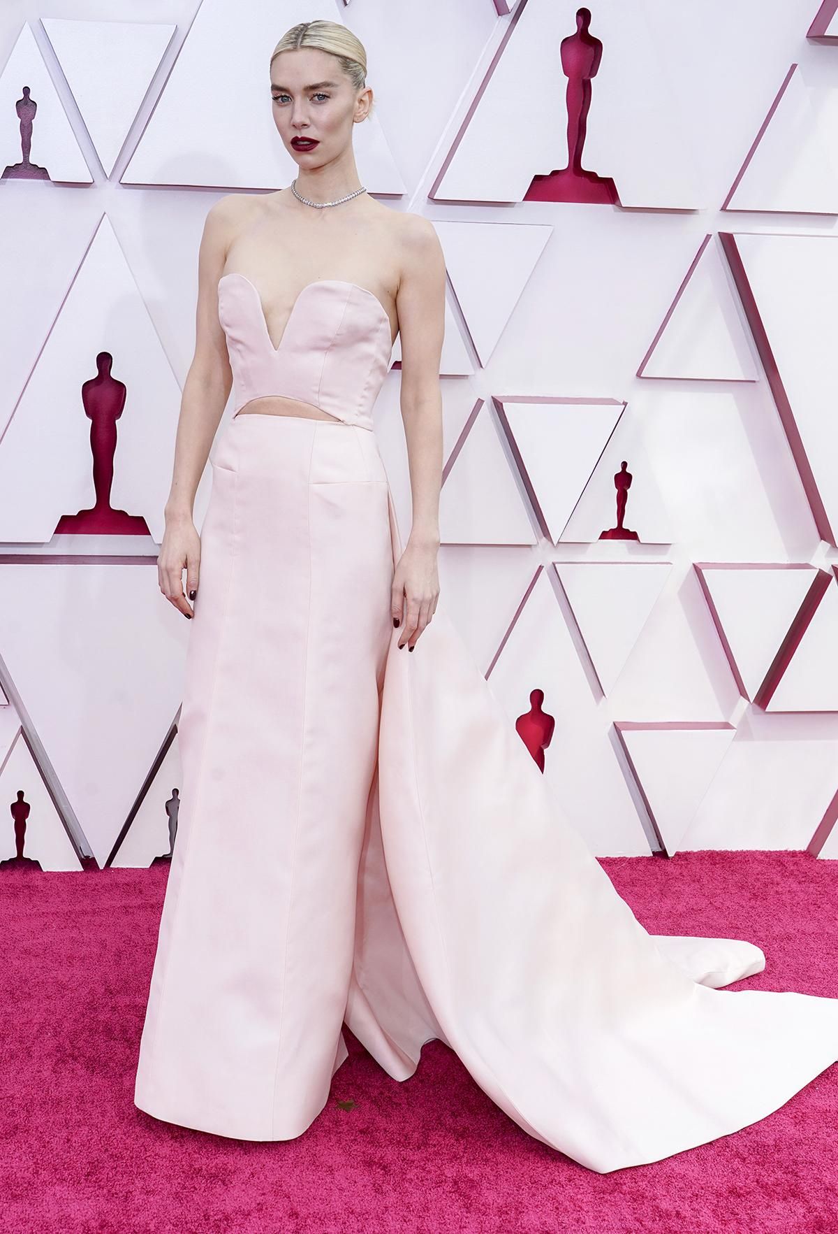 Vanessa Kirby con vestido ,cut out, de gucci en los premios Oscar 2021