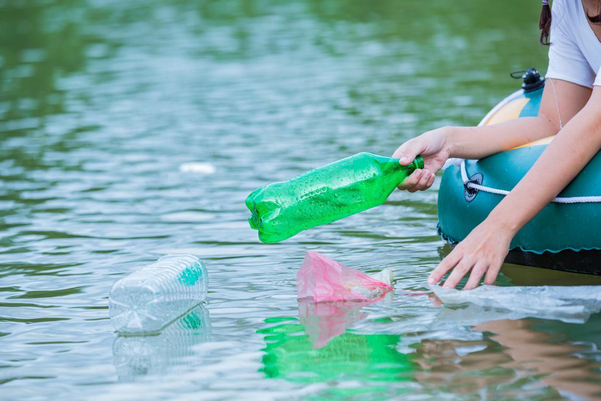 Anualmente unos 8 millones de toneladas de plásticos terminan en los mares y océanos.