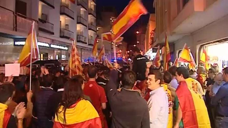 Los vecinos de Sant Boi muestran su apoyo a los Policías y Guardias Civiles