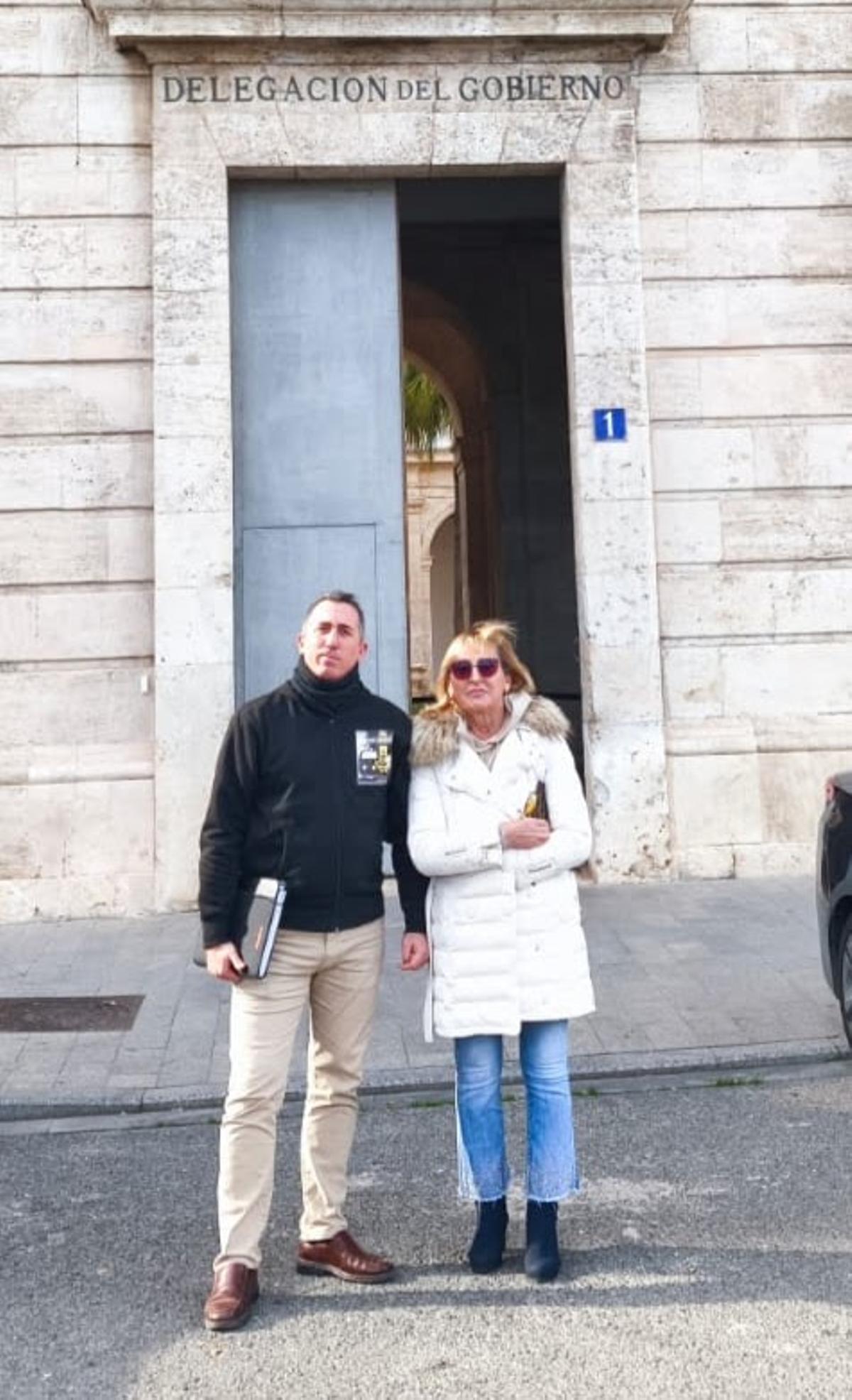 La plataforma por el soterramiento de las vías ante la Delegación del Gobierno, este jueves en València.