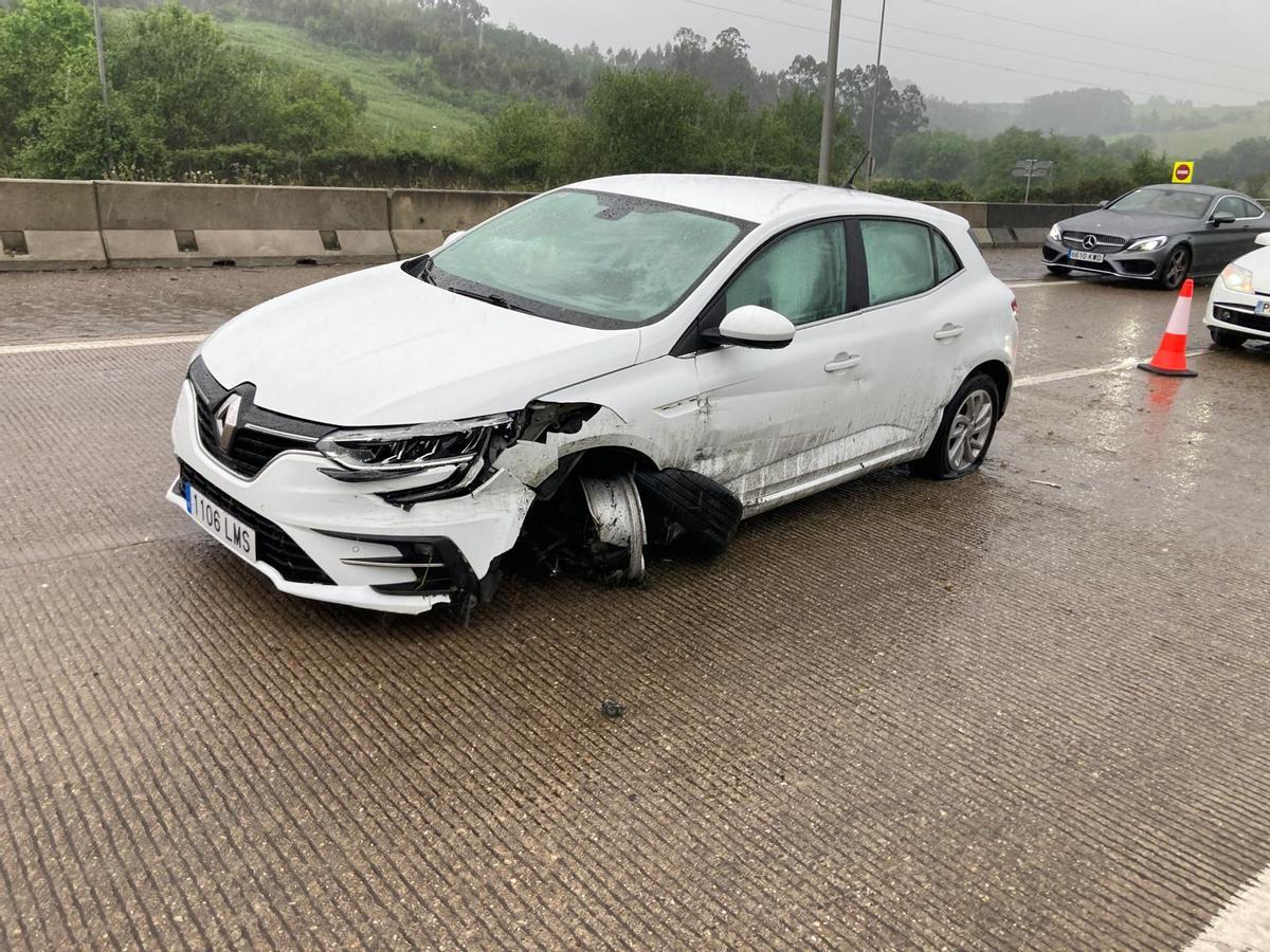 El vehículo accidentado en El Montico.