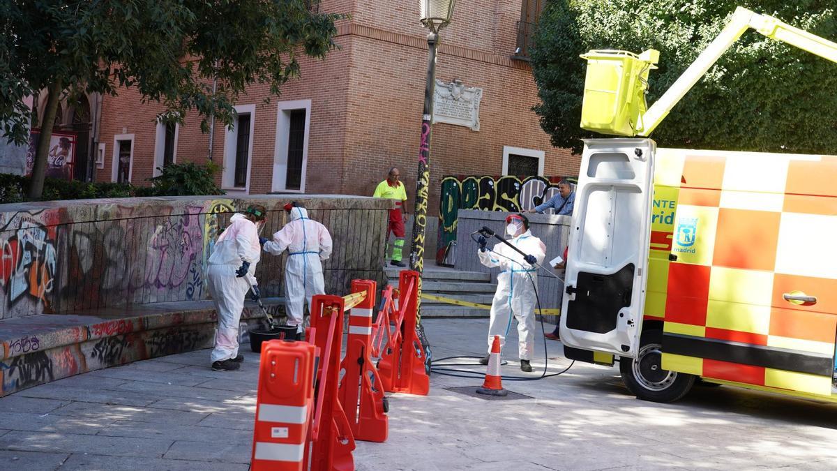 Operarios del SELUR limpiando grafitis en una imagen de archivo.