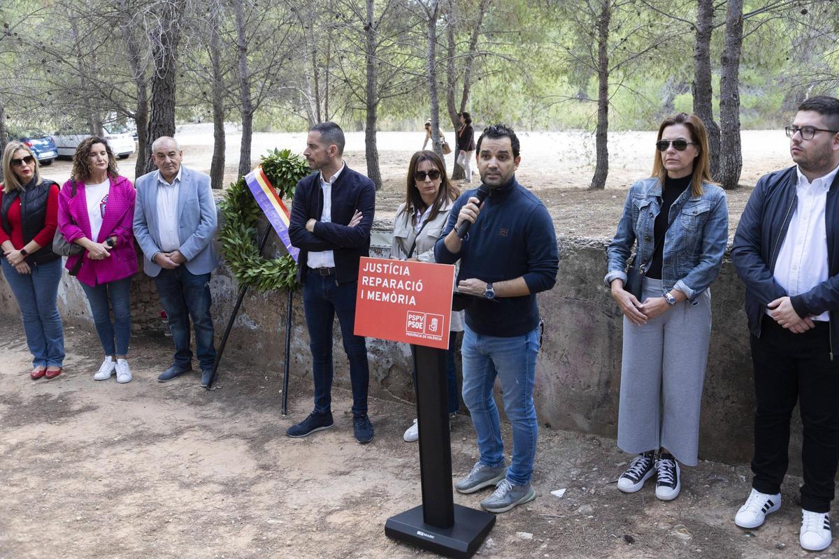 El PSPV de València conmemora el día de Todos los Santos en el Paredón de Paterna
