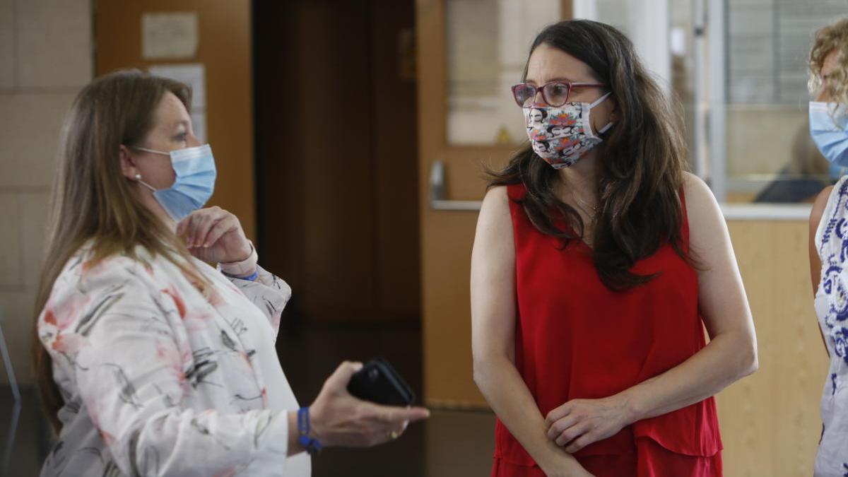 La edil Julia Llopis y la consellera y vicepresidenta Mónica Oltra, en una de las visitas de ésta a Alicante