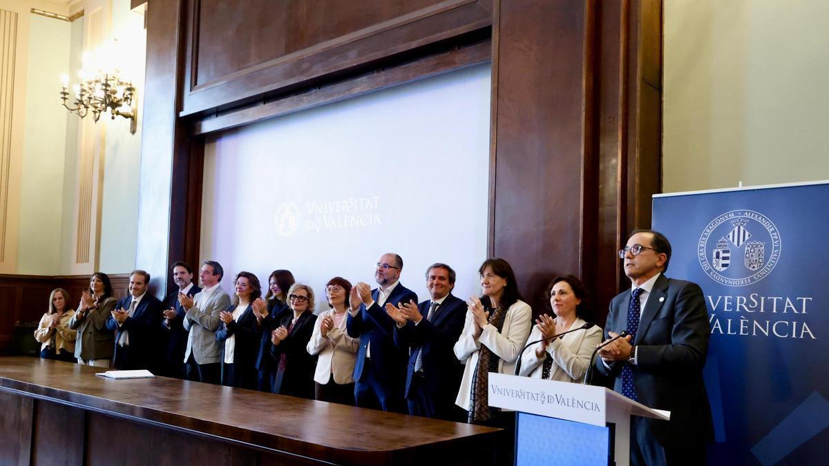 Primer acte oficial de Juan Luis Gandía i el seu equip rectoral en la UV