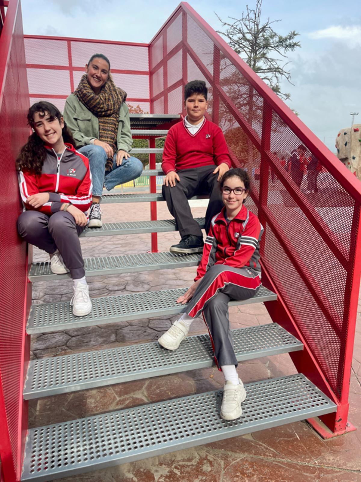 Los estudiantes de El Pinar con su profesora de Matemáticas.