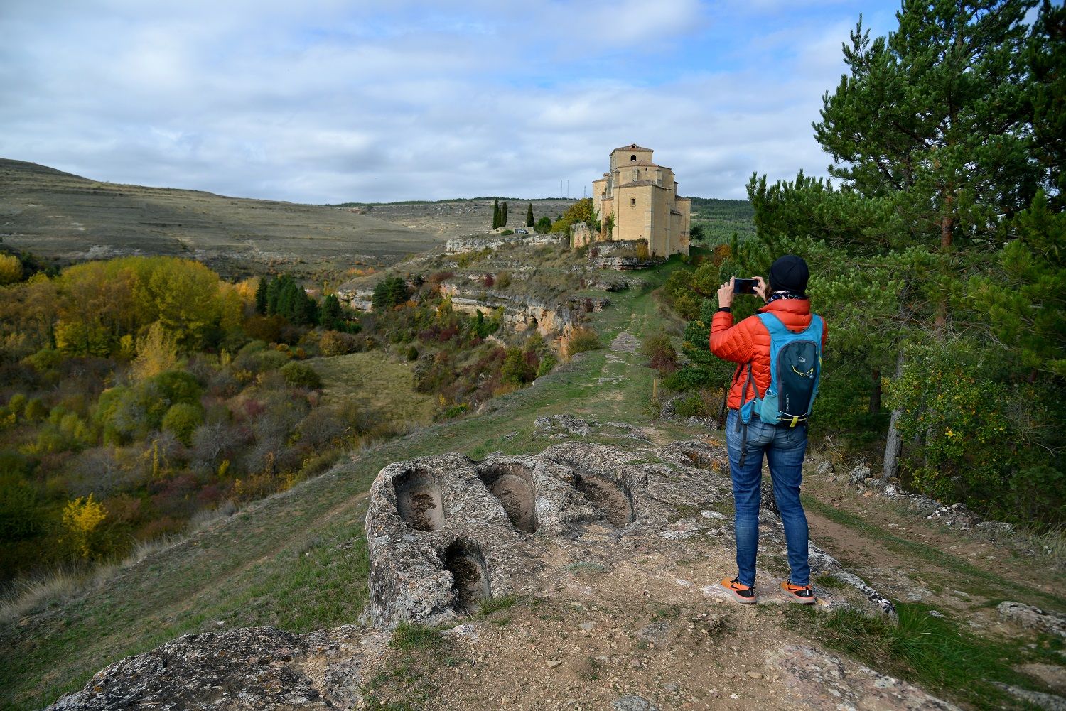 Necrópolis con tumbas antropomorfas y parroquia de Santa María. Sedano. Burgos.