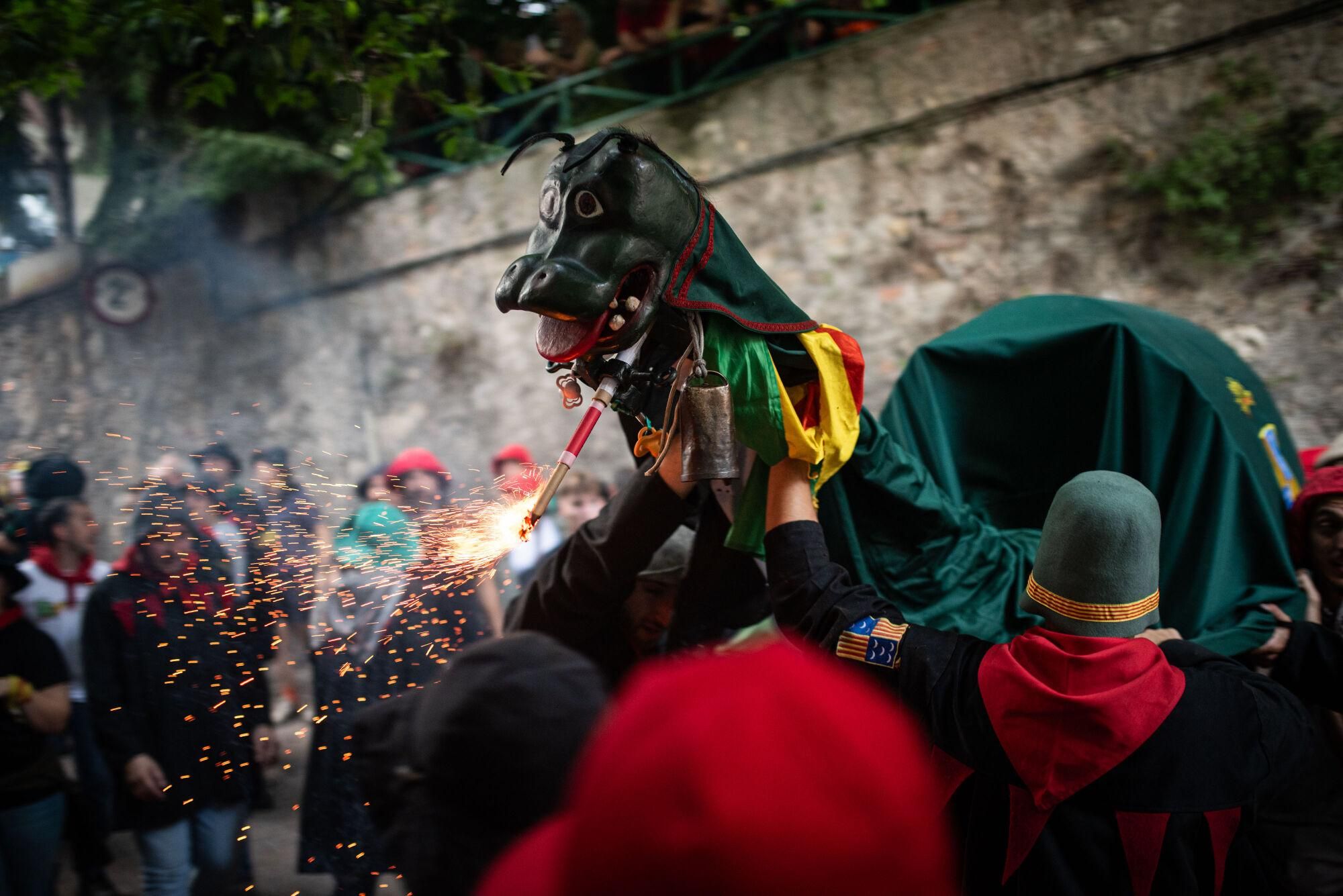 Les millors fotos dels primers salts del passacarrers de la Patum 2025