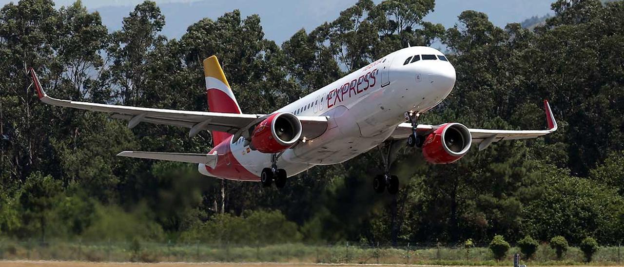 Avión despegando sobre de la pista de Peinador