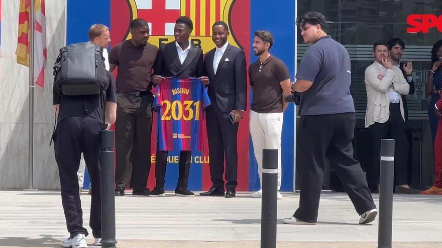 Puesta de largo de Bisiwu, el jugador rubricó su contrato junto a Laporta