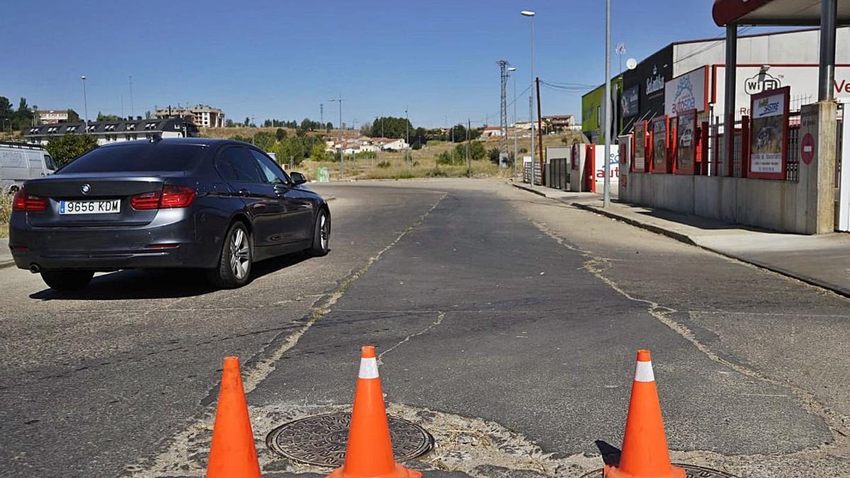 Quejas ciudadanas por el estado del firme en la calle El Tejo de la capital |