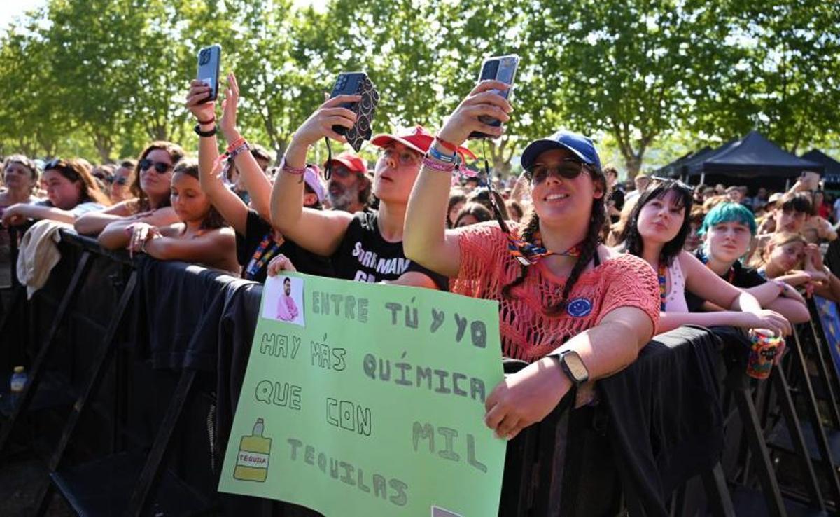Grupos de amigos disfrutaron de los conciertos y del ambiente a orillas del Lérez. | RAFA VÁZQUEZ
