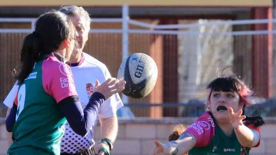 El Zamora RC femenino, jugando el balón a la mano.