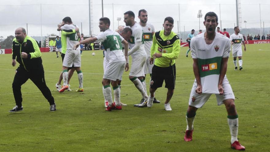 Los jugadores del Elche celebran el triunfo en Gijón