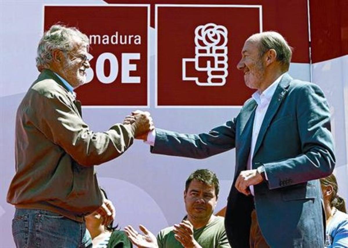 Rubalcaba saluda l’expresident extremeny Juan Carlos Rodríguez Ibarra, ahir a La Albuera (Badajoz). Rubalcaba saluda l’expresident extremeny Juan Carlos Rodríguez Ibarra, ahir a La Albuera (Badajoz).