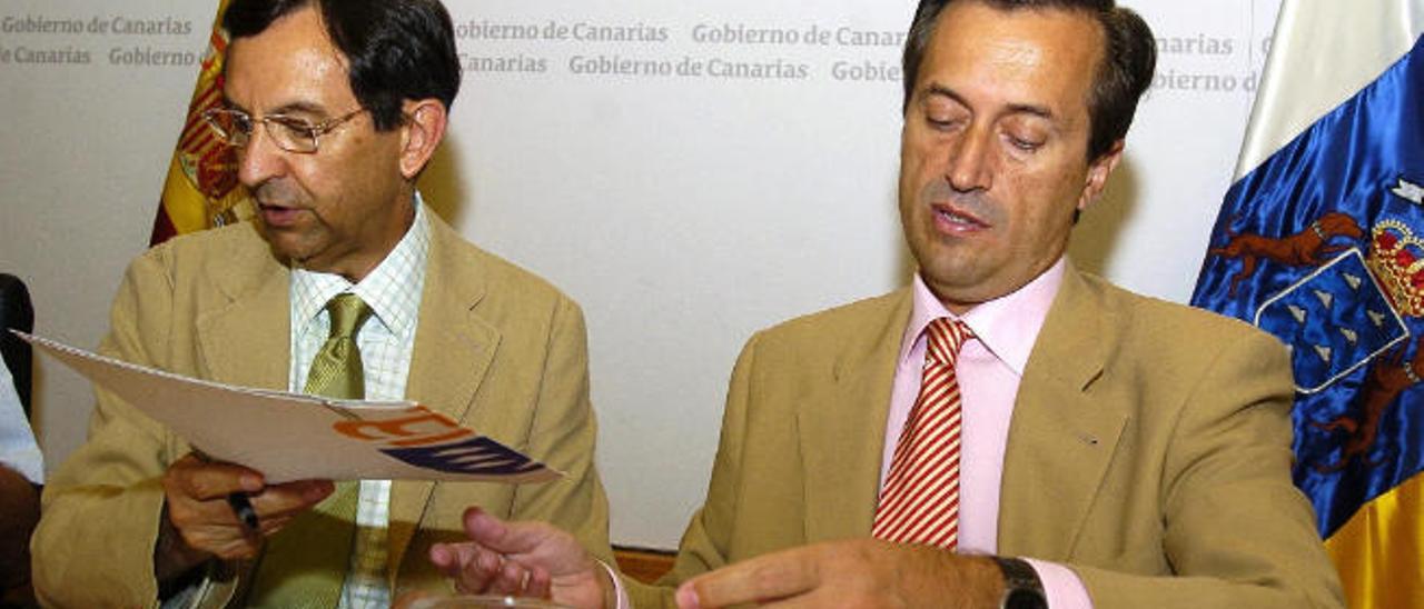 Antonio Castro y José Miguel Ruano hace 13 años, en 2006, cuando ambos eran consejeros del Gobierno de Canarias.