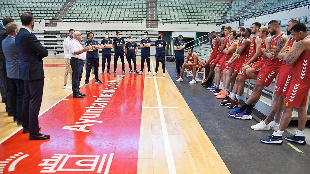 El presidente, José Luis Mendoza, en su visita a los jugadores. | IMQUALITY/JAVIER BERNAL