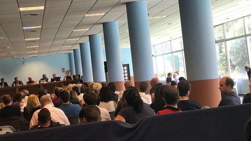 Una asamblea cerrada a cal y canto  |  Sin cámaras, grabadoras, ni periodistas. La directiva del Mercantil decidió que la asamblea extraordinaria de ayer se celebrase con la presencia únicamente de socios y personas próximas al Círculo. Durante el momento de la votación había en las instalaciones de la Ciudad Deportiva -que es donde se celebró la cita- 139 afilados con derecho a voto. Para facilitar el acceso a la cita, los responsables de la entidad anunciaron hace varios días que ofrecerían un servicio de traslado en autobús desde la sede central.