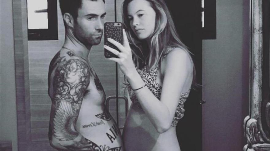 Adam Levine imita la barriga de su mujer embarazada de cinco meses