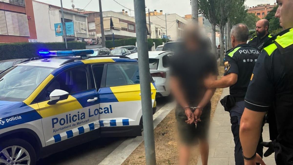 Detinguda una persona com a presumpta autora d’un robatori amb força en un establiment de Martorell