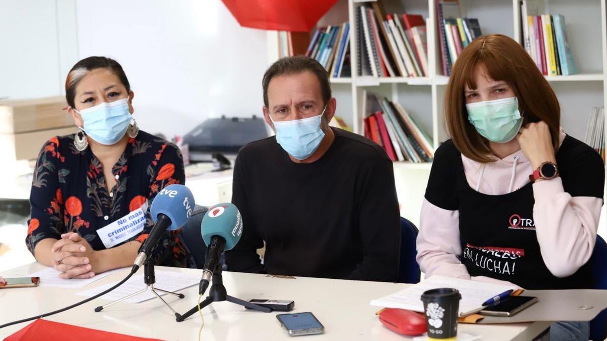 Linda Porn, Nacho Pardo y Vera, ayer en la rueda de prensa que ofrecieron en Murcia. | JUAN CARLOS CAVAL