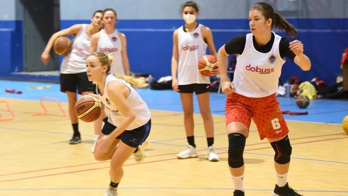 Ana Rodríguez conduce el balón en un entrenamiento ante la presencia de Sofía Licskai.