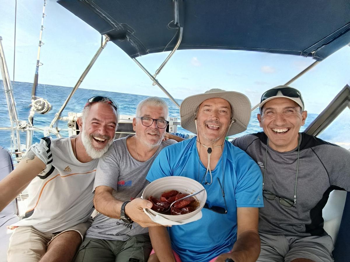 Ignacio Muguerza, Javier Luzuriaga, Carlos Arribas y Josemi Fernández, a bordo, en plena travesía