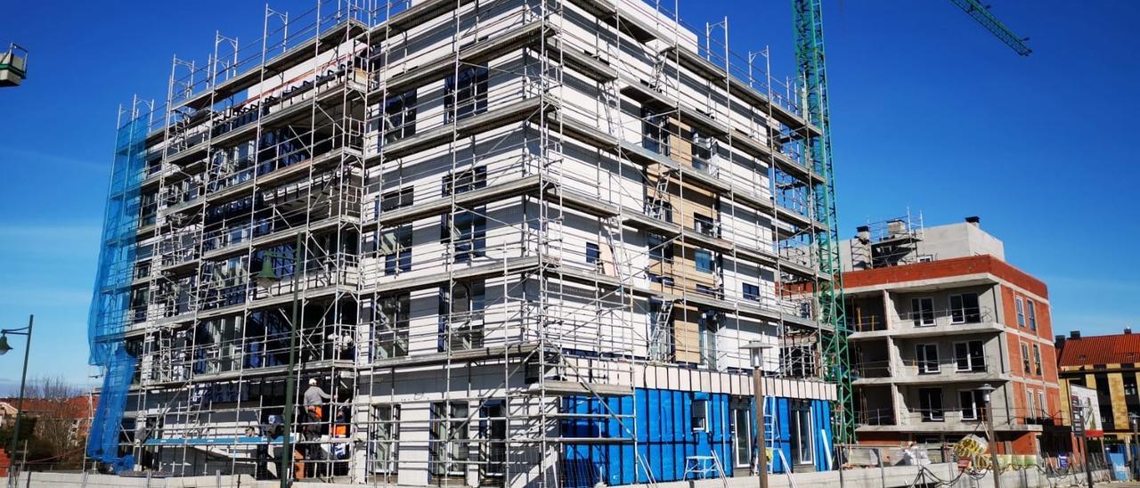 Un edificio en obras en Gijón.