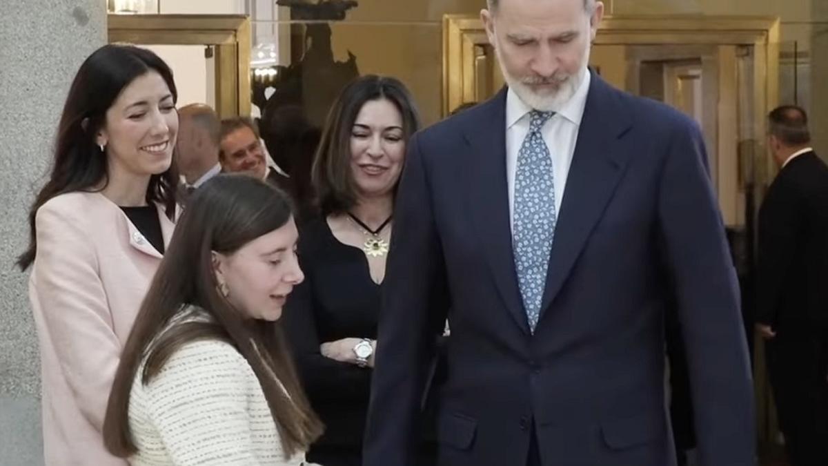 La cordobesa Mercedes Lucena explica al rey Felipe VI los detalles de su trabajo.