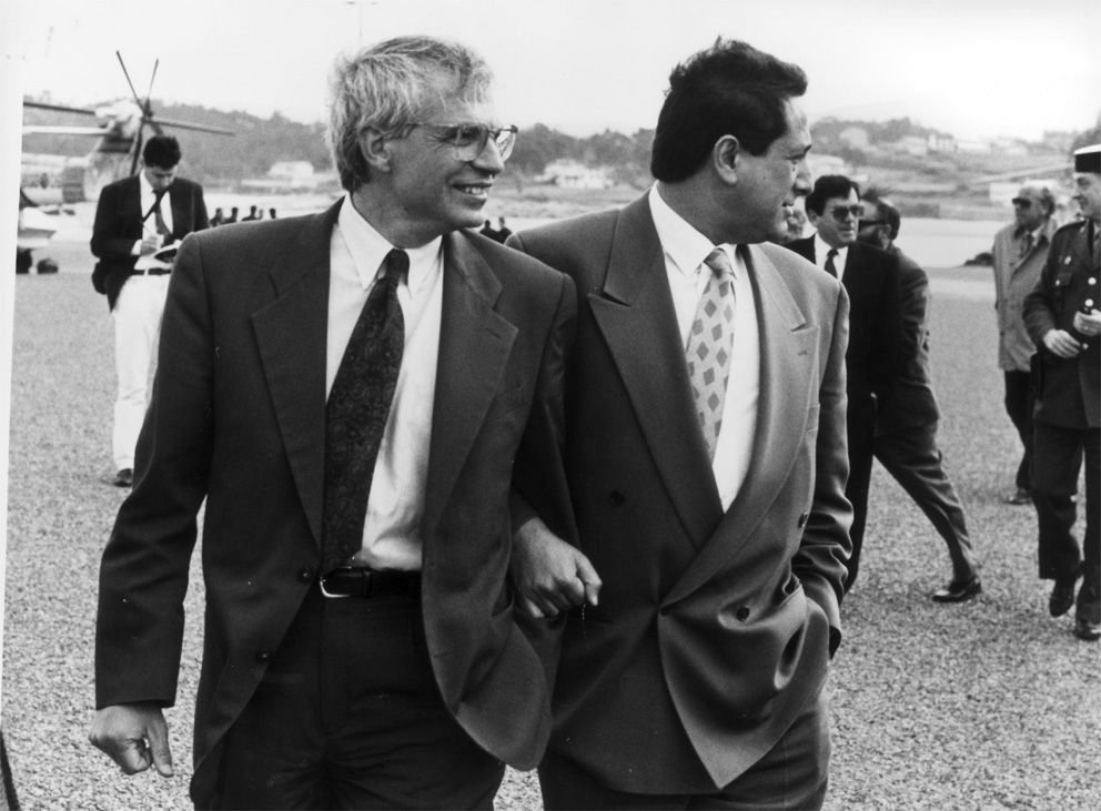 El alcalde de Vigo, Carlos Principe, con Josè Borrell en el aeropuerto de Peinador en la década de los 90.jpg