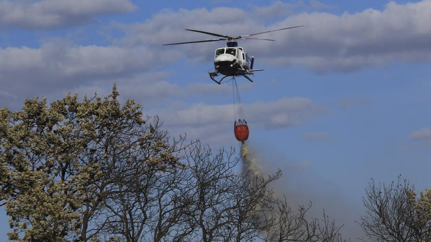 Medios aéreos y terrestres luchan contra un incendio declarado esta tarde en Villaescusa