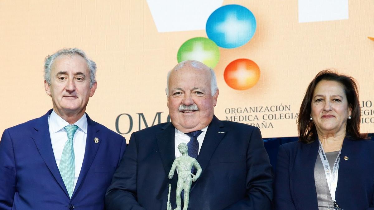 Jesús Aguirre, tras recibir el premio de manos del presidente del Cgcom, Tomás Cobo, y ante la presencia de la presidenta del Colegio de Médicos de Córdoba, Carmen Arias.