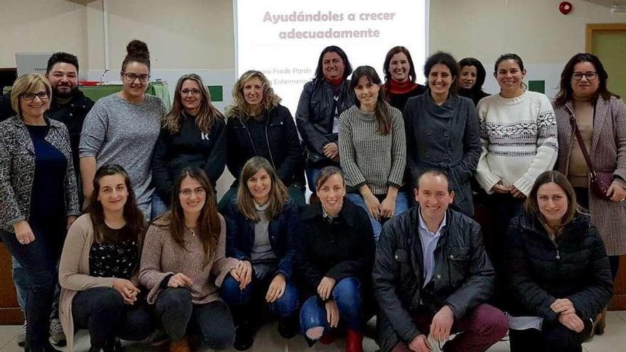 Los padres asistentes a la charla junto a Angelina Teijeiro (1i., arriba) y Laura Frade (1i., abajo). // FdV