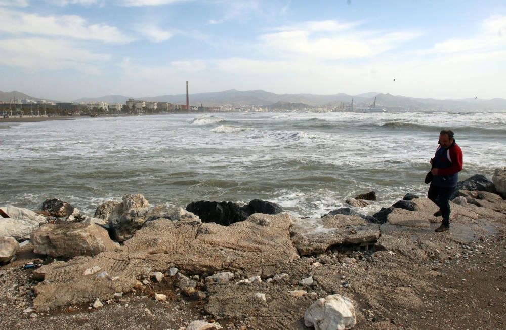 Málaga capital vive una jornada marcada por el fuerte viento, que ha afectado a playas y paseos marítimos y ha obligado a cortas las comunicaciones marítimas con Melilla.