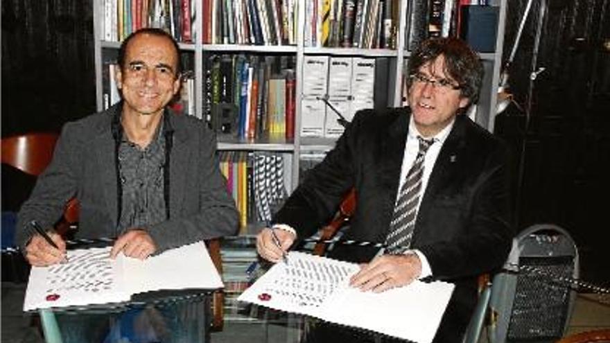 Pep Palau i Carles Puigdemont signant el conveni pel Fòrum Gastronòmic del 2017.