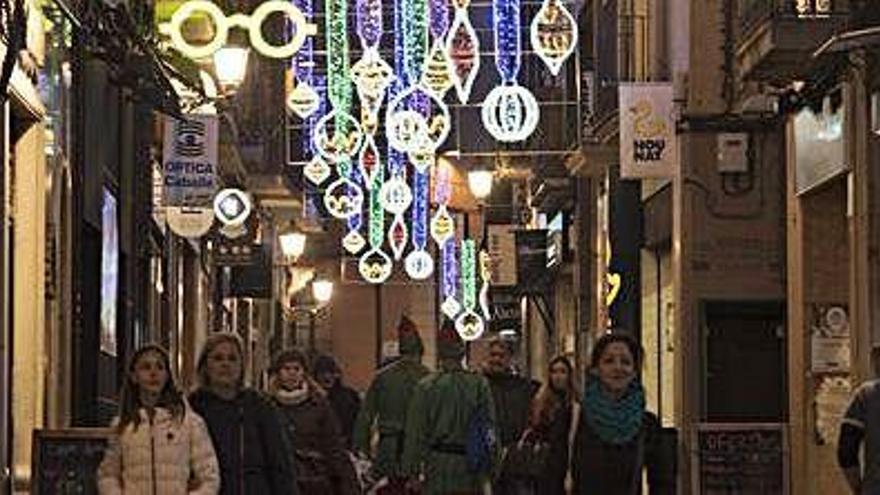 La il·luminació definitiva del carrer Nou, ahir, que no va estar instal·lada fins un mes després de l&#039;encesa