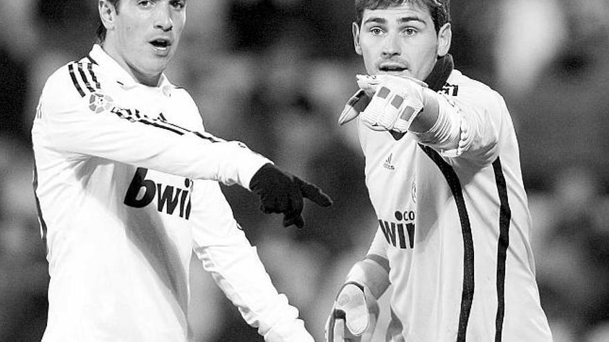 Van der Vaart y Casillas señalan en un momento del encuentro disputado de ayer.