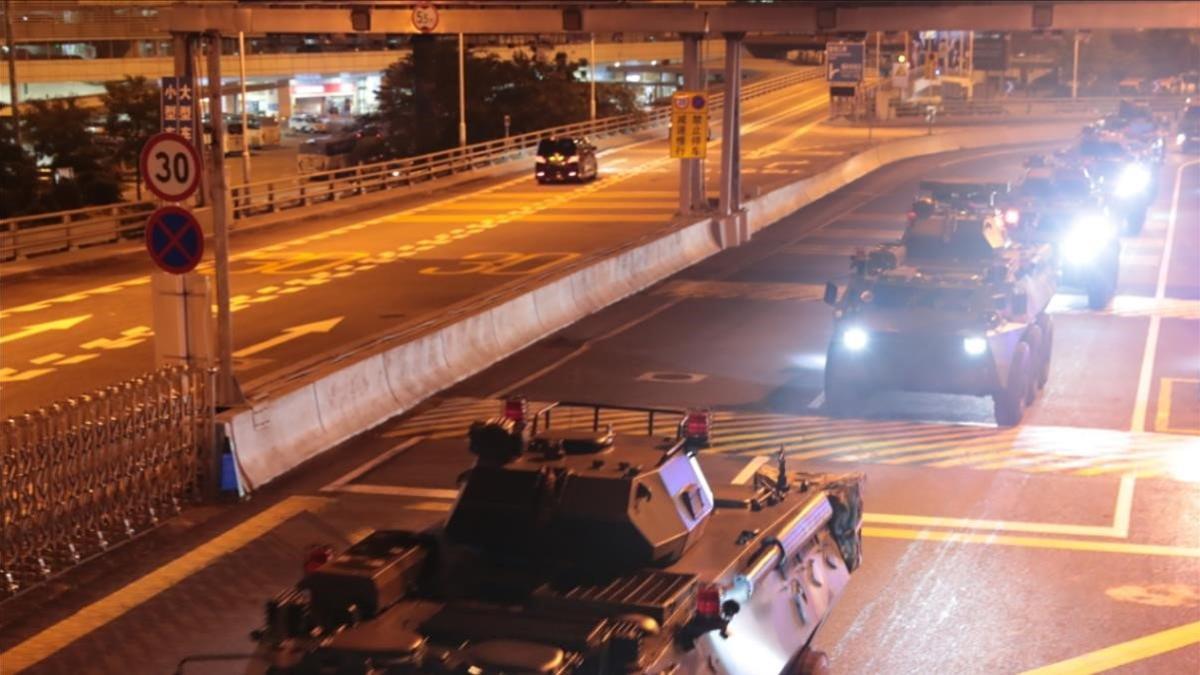 Tanques chinos atraviesan la frontera con Hong Kong, este jueves.