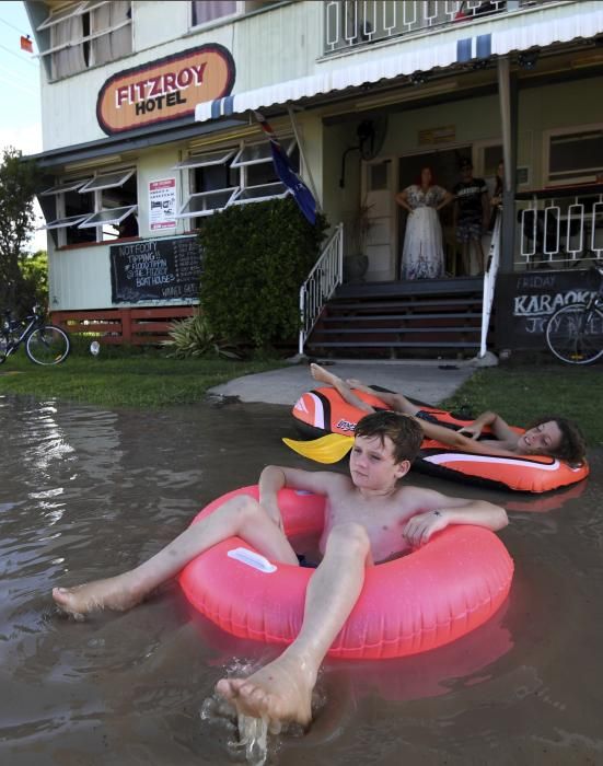 Al menos 4.000 personas fueron evacuadas hoy por inundaciones en dos poblaciones de la Isla Norte de Nueva Zelanda ante el envite del ciclón Debbie, que a su paso por Australia causó cinco muertos.